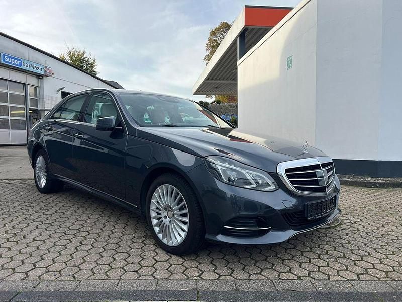Grau Gebraucht 2014 Mercedes E350 Elegance Limousine | 14.850 € - Bild 1/4