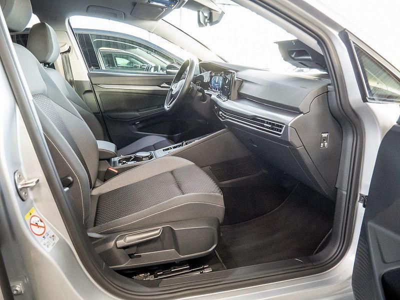 Gebraucht VW Golf VIII Active 150 PS (110 kW) 2022 Silber / reflexsilber Limousine