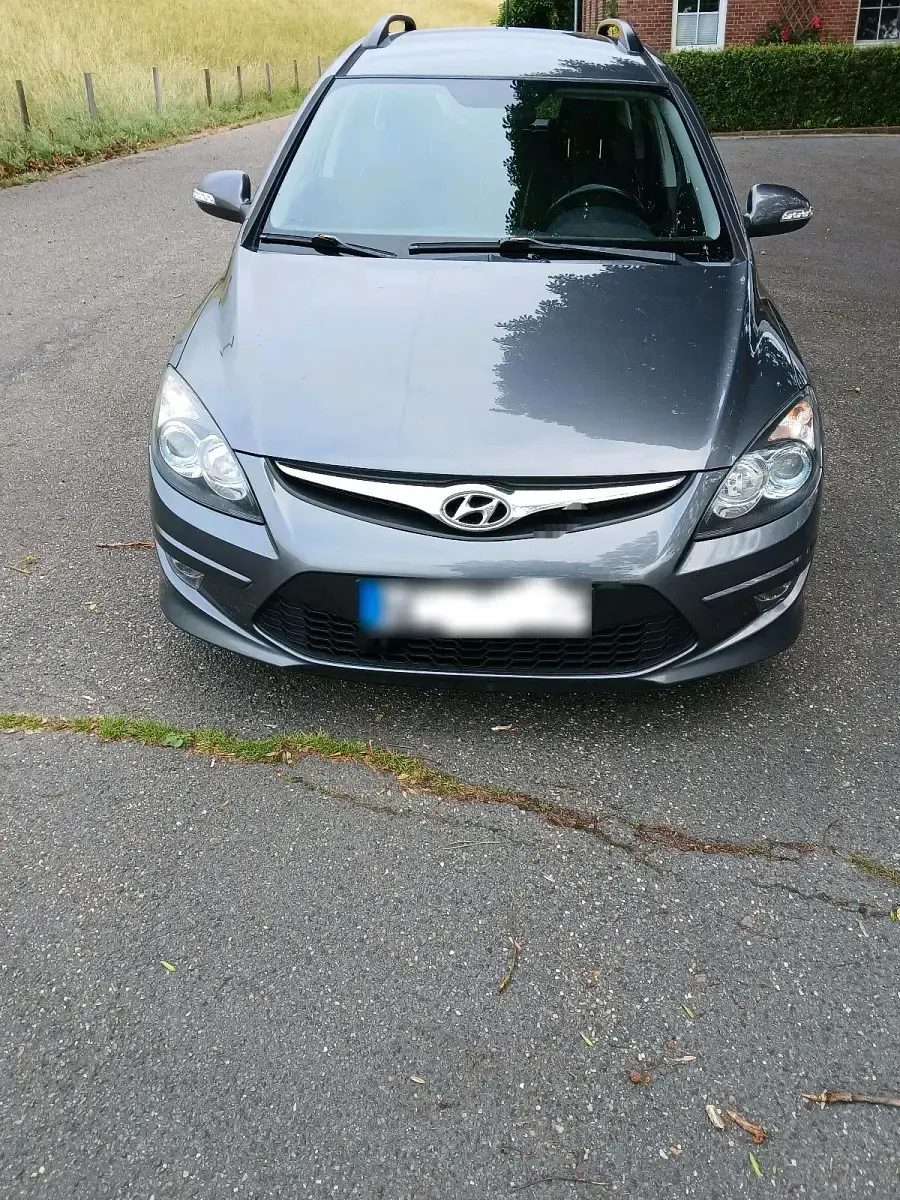 Gebraucht Hyundai i30 116 PS (85 kW) 2011 Grau Kombi