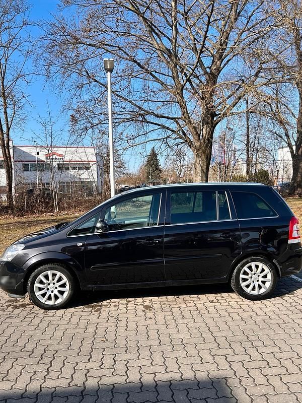 Gebraucht Opel Zafira 125 PS (91 kW) 2011 Schwarz Van / Kleinbus