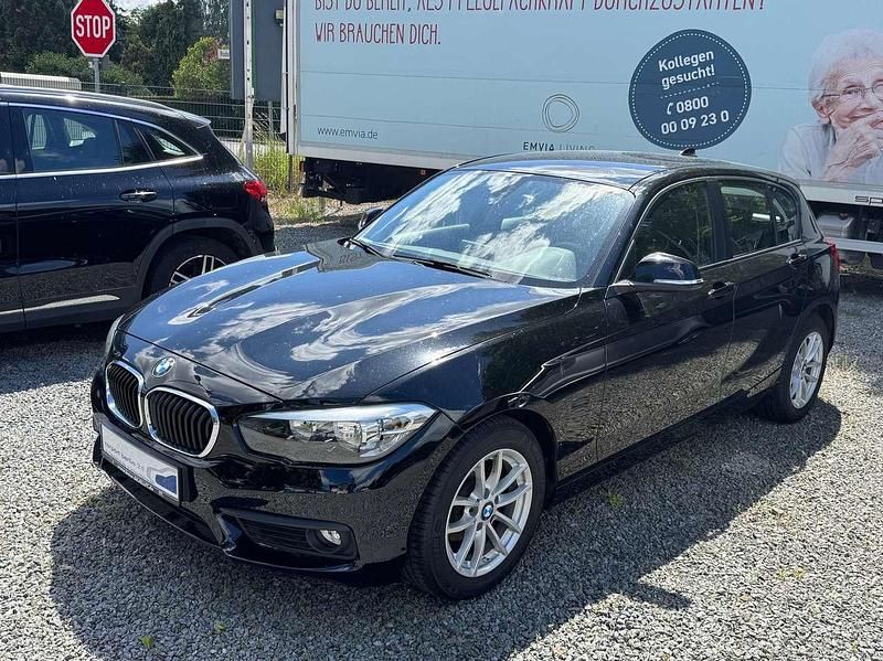 Schwarz ii/bonnet fluid black Gebraucht 2018 BMW 116 Advantage Kleinwagen | 15.490 € (Fairer Preis) - Bild 1/4