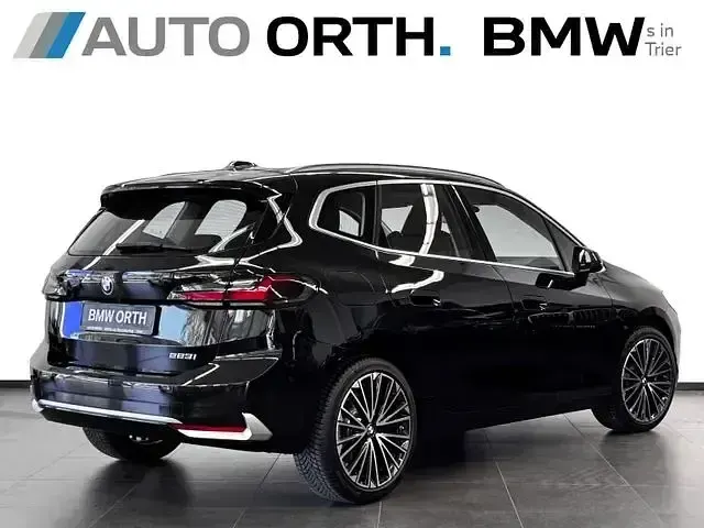 Gebraucht BMW 223 Active Tourer Luxury Line 218 PS (160 kW) 2022 Saphirschwarz Van / Kleinbus