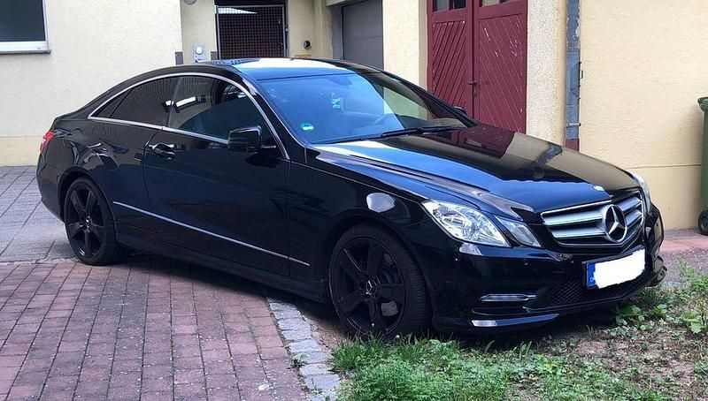 Schwarz Gebraucht 2012 Mercedes E200 Coupé | 12.150 € (Fairer Preis) - Bild 1/4