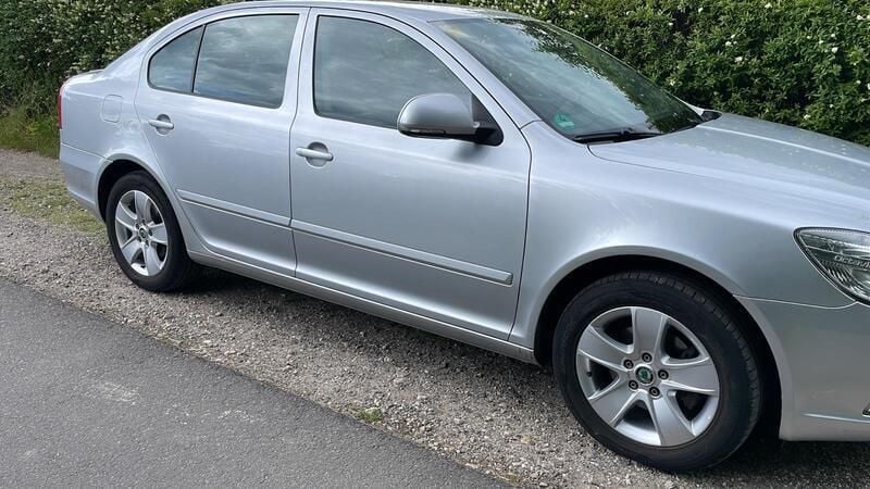 Grau Gebraucht 2010 Skoda Octavia Limousine | 5.800 € (Guter Preis) - Bild 1/4