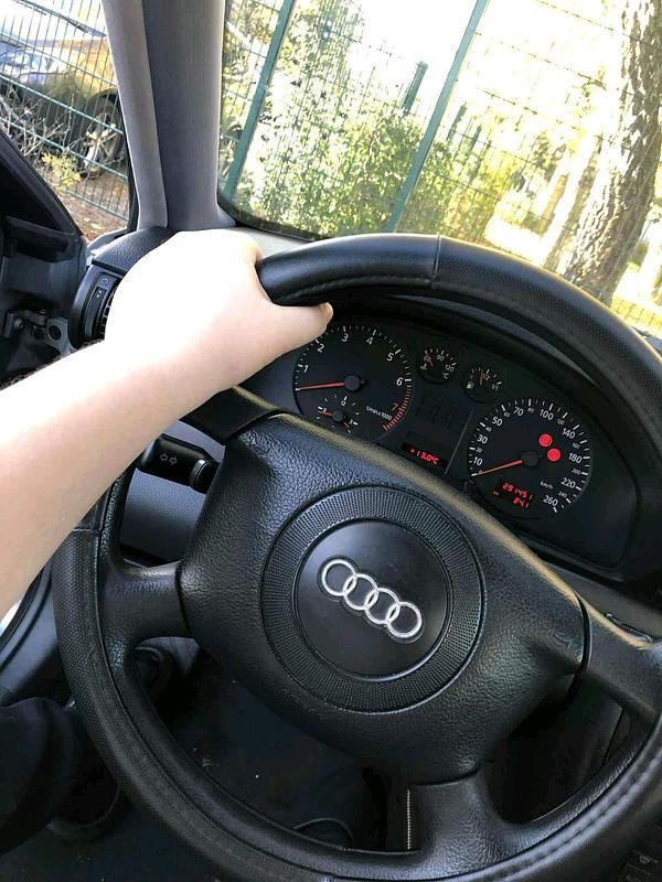 Grau Gebraucht 1998 Audi A4 Limousine | 1.150 € (Guter Preis) - Bild 1/4