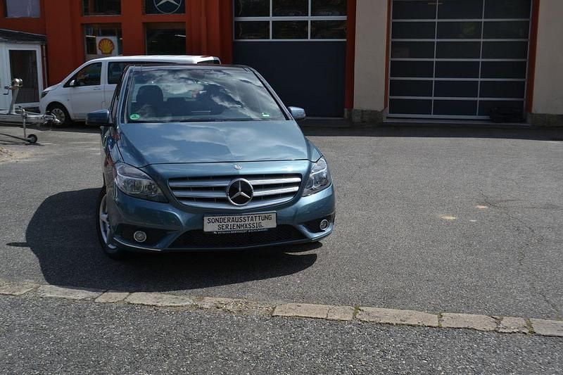 Gebraucht Mercedes B200 156 PS (114 kW) 2013 Blau Van / Kleinbus