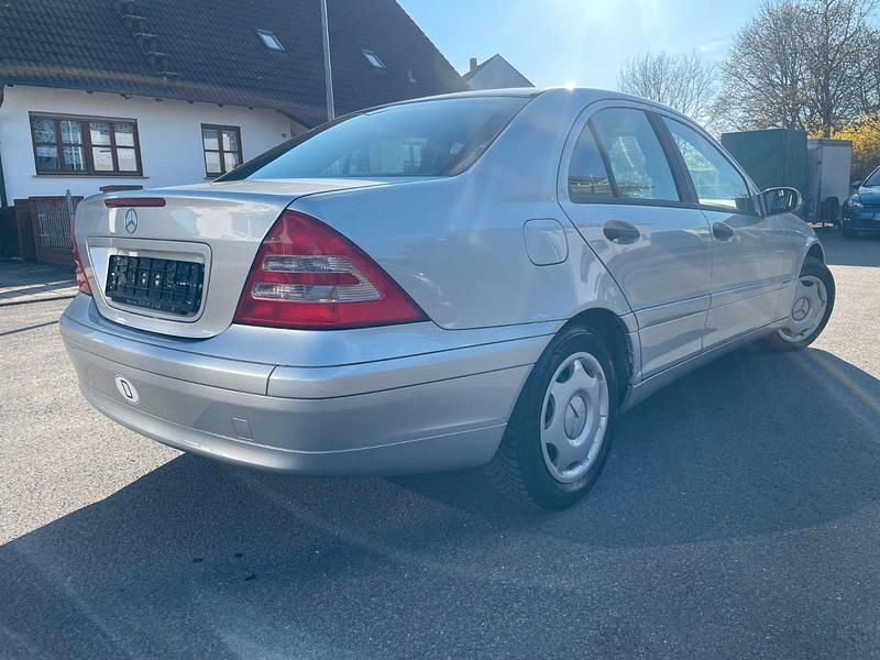 Gebraucht Mercedes C200 163 PS (119 kW) 2011 Silber Limousine