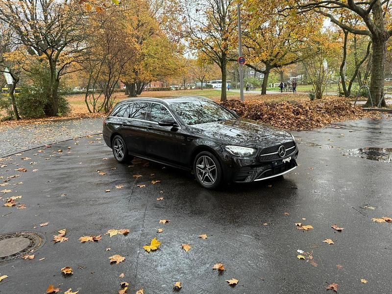 Schwarz Gebraucht 2021 Mercedes E300 AMG Kombi | 26.799 € (Superpreis) - Bild 1/4