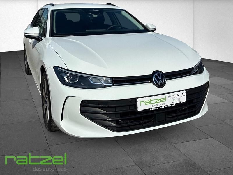 Gebraucht VW Passat Basis 150 PS (110 kW) 2025 Weiß Kombi