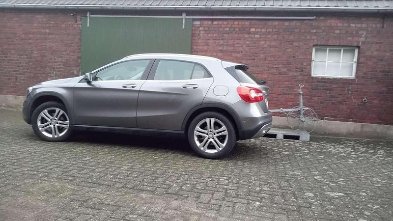 Grau Gebraucht 2015 Mercedes GLA180 Urban SUV | 14.600 € (Fairer Preis) - Bild 1/4