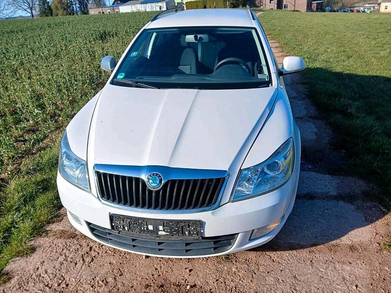 Gebraucht Skoda Octavia 105 PS (77 kW) 2011 Weiß Kombi