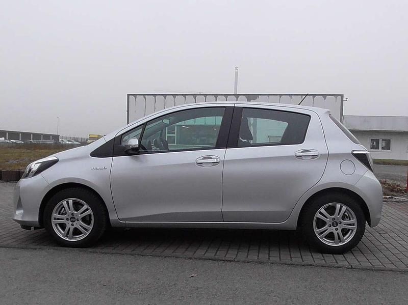 Gebraucht Toyota Yaris Hybrid 75 PS (55 kW) 2013 Silver metallic Kleinwagen