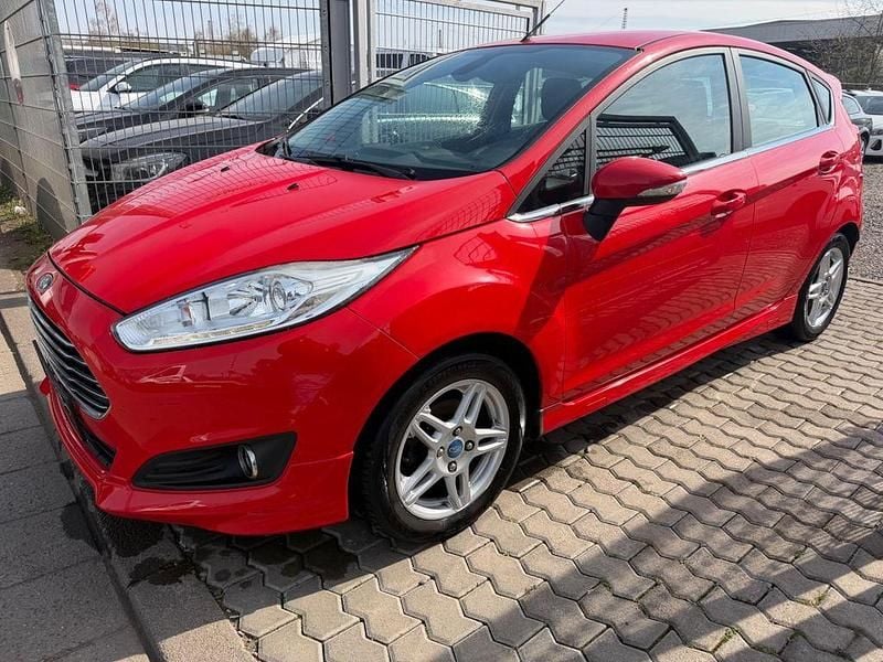 Gebraucht Ford Fiesta Titanium 80 PS (58 kW) 2014 Rot Kleinwagen