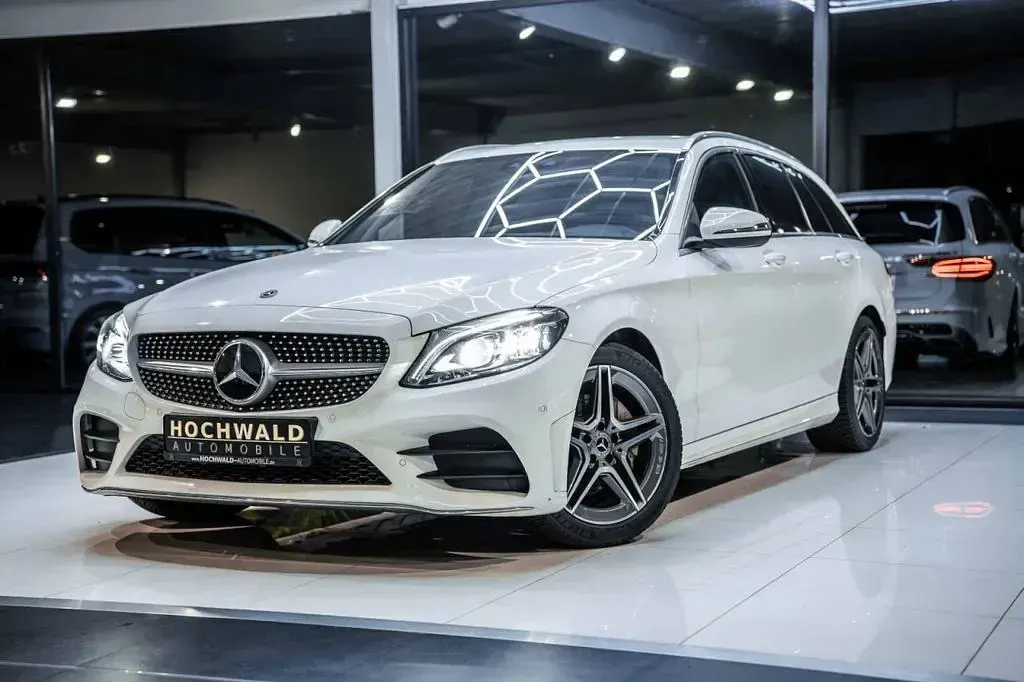 Gebraucht Mercedes C180 AMG line 156 PS (114 kW) 2020 Weiß Limousine