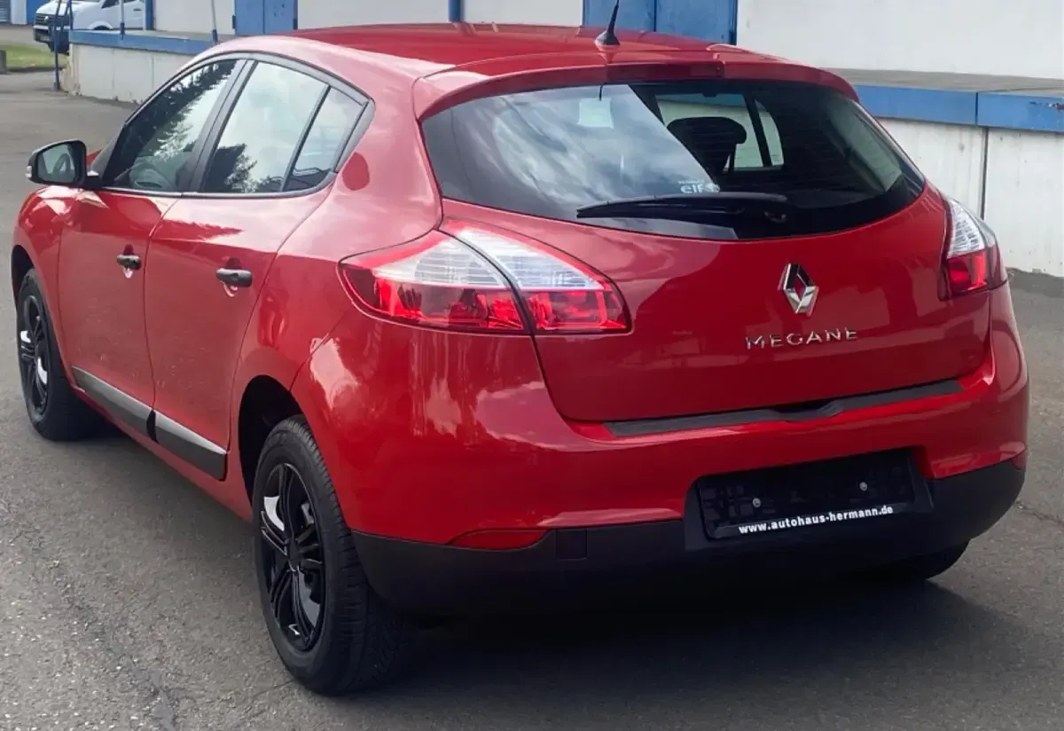 Gebraucht Renault Mégane III Authentique 101 PS (74 kW) 2013 Rot Limousine