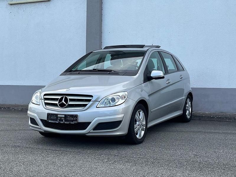 Silber Gebraucht 2011 Mercedes B200 Van / Kleinbus | 7.990 € (Fairer Preis) - Bild 1/4