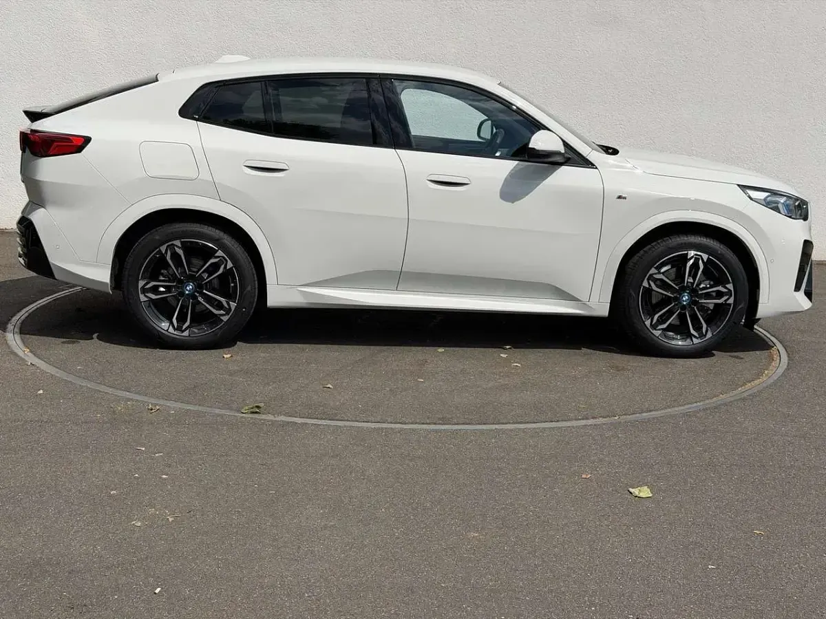 Gebraucht BMW iX2 M Sport 225 kW (306 PS) 2025 Alpinweiss iii SUV