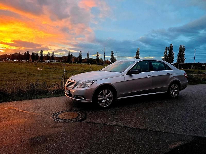 Grau Gebraucht 2010 Mercedes E350 Limousine | 12.000 € - Bild 1/4