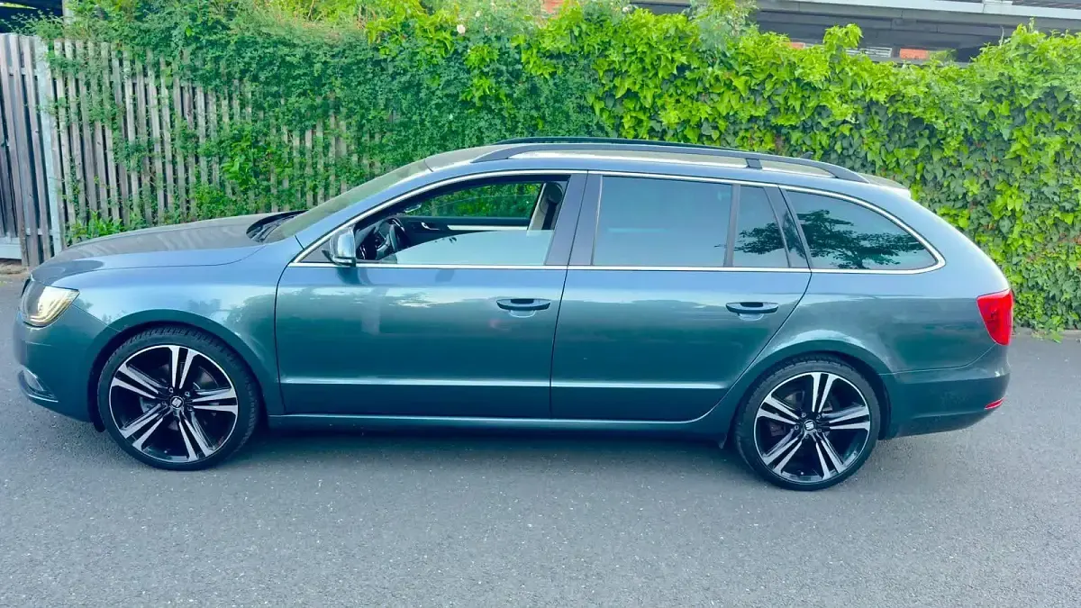 Gebraucht Skoda Superb 140 PS (102 kW) 2014 Grau Kombi