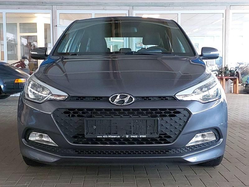 Gebraucht Hyundai i20 Trend 75 PS (55 kW) 2017 Grau Kleinwagen