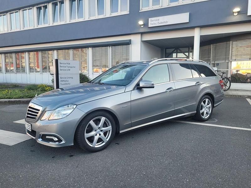 Grau Gebraucht 2010 Mercedes E200 Avantgarde Limousine | 8.295 € (Fairer Preis) - Bild 1/4