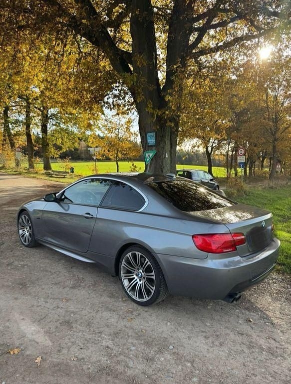 Grau Gebraucht 2008 BMW 330 Performance Coupé | 8.199 € (Fairer Preis) - Bild 1/4