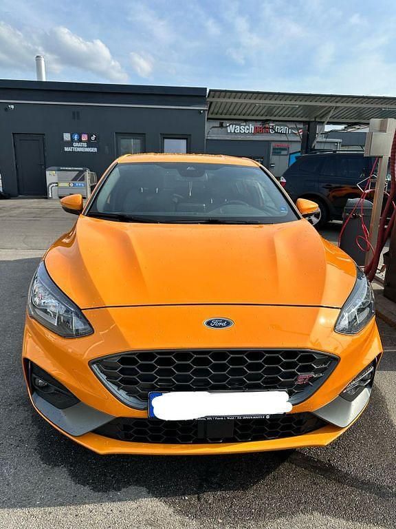 Orange Gebraucht 2020 Ford Focus ST Limousine | 19.290 € (Teuer) - Bild 1/4