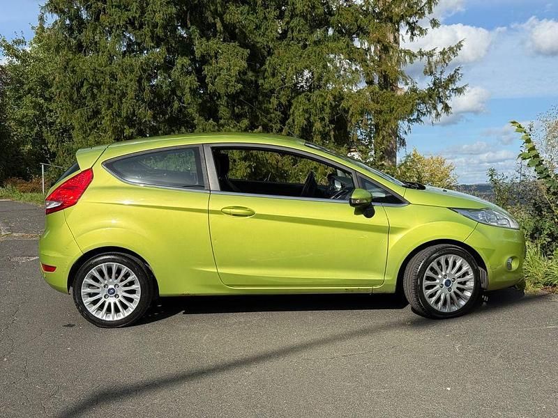 Gebraucht Ford Fiesta Titanium 97 PS (71 kW) 2010 Grün Kleinwagen