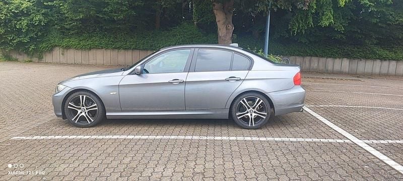 Gebraucht BMW 318 143 PS (105 kW) 2009 Grau Limousine