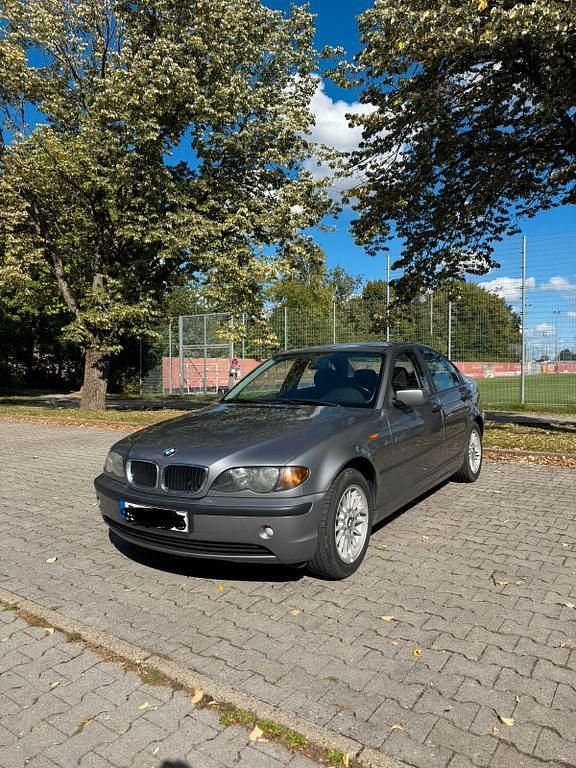 Grau Gebraucht 2004 BMW 318 Limousine | 2.350 € (Guter Preis) - Bild 1/4