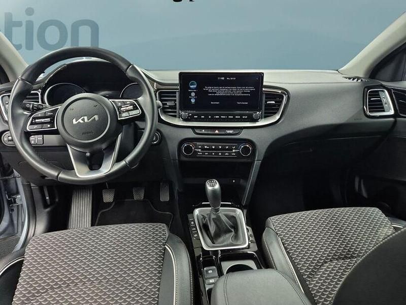 Gebraucht Kia Ceed 120 PS (88 kW) 2023 Silber Kleinwagen