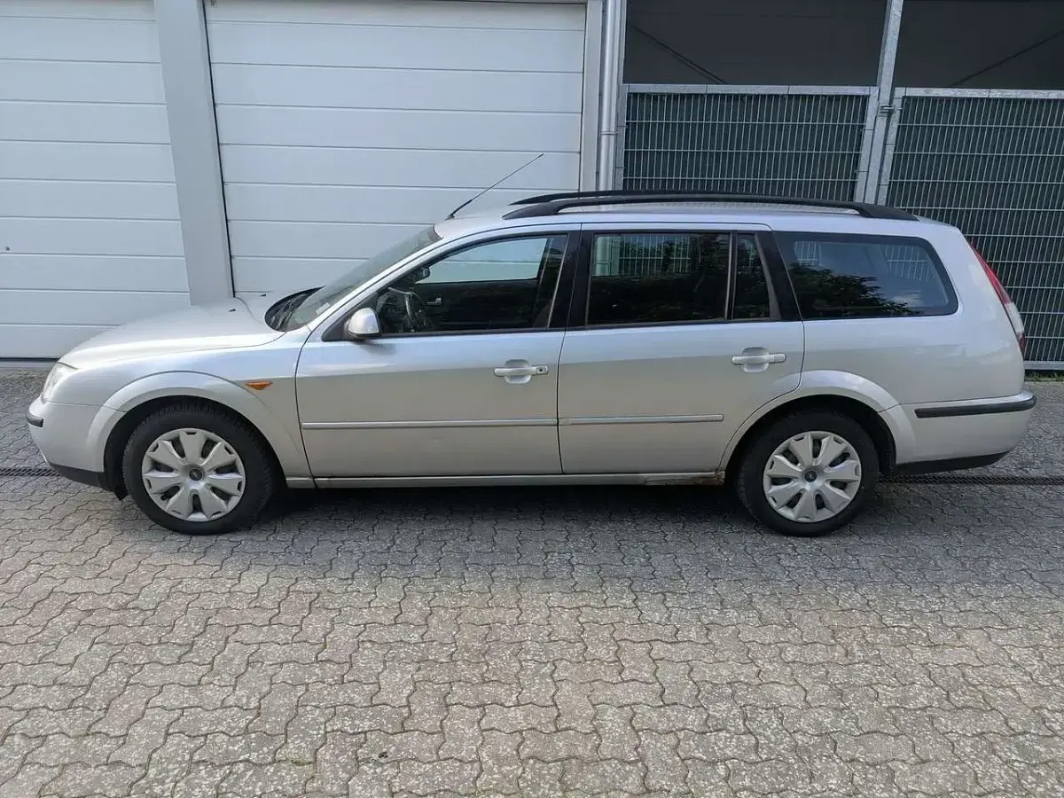 Gebraucht Ford Mondeo Trend 131 PS (96 kW) 2003 Kristallsilber metallic Kombi