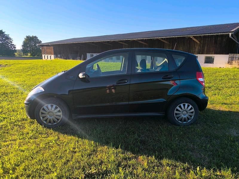 Schwarz Gebraucht 2005 Mercedes A180 Limousine | 700 € (Guter Preis) - Bild 1/4