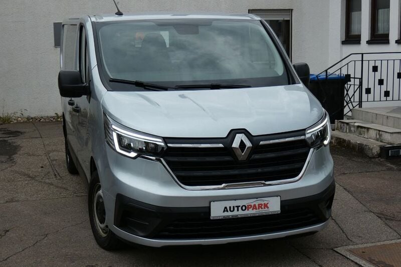 Grau Gebraucht 2022 Renault Trafic Komfort Van | 18.890 € - Bild 1/4