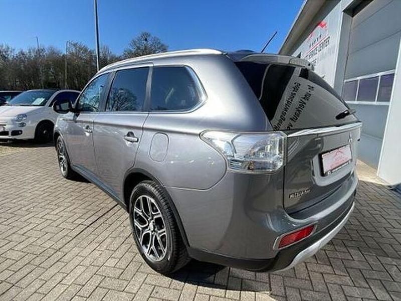 Gebraucht Mitsubishi Outlander Classic Collection Plus 150 PS (110 kW) 2015 Grau SUV