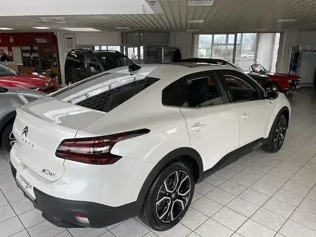 Gebraucht Citroën e-C4 Shine 100 kW (136 PS) 2023 Perlmuttweiß perlmutt lackier Limousine