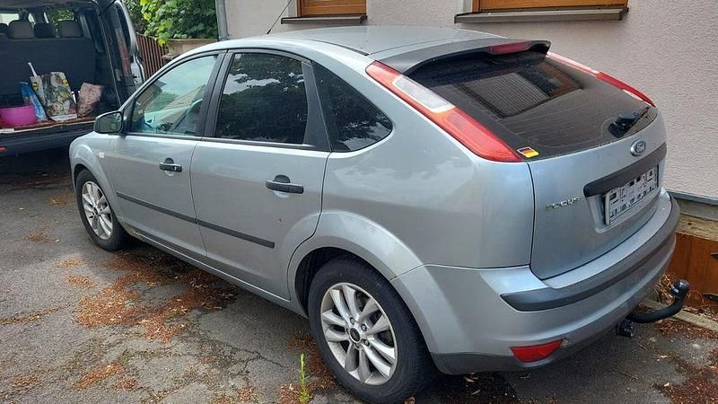 Gebraucht Ford Focus Trend 101 PS (74 kW) 2005 Silber Limousine