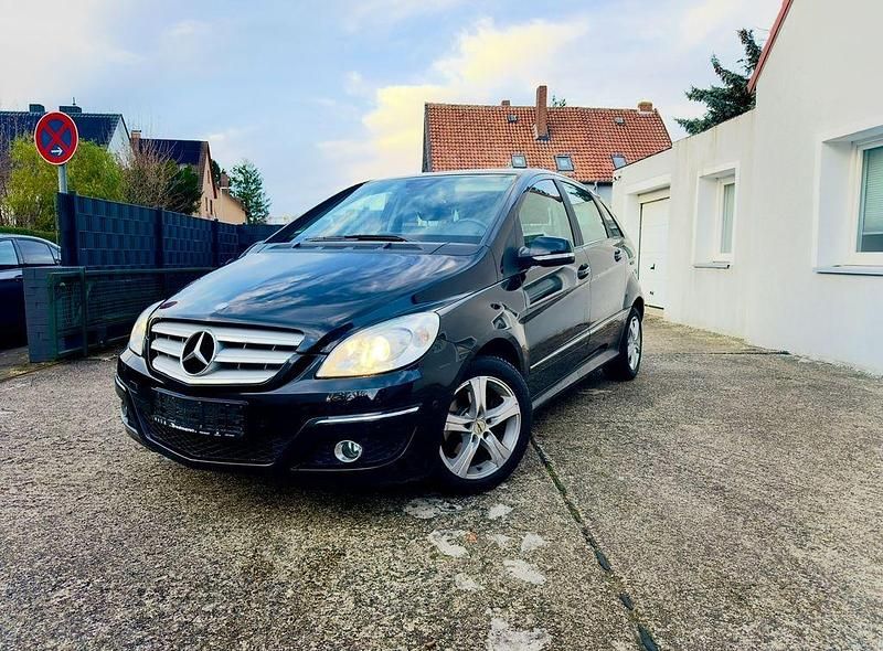 Schwarz Gebraucht 2009 Mercedes B180 Van / Kleinbus | 6.350 € (Etwas zu teuer) - Bild 1/4