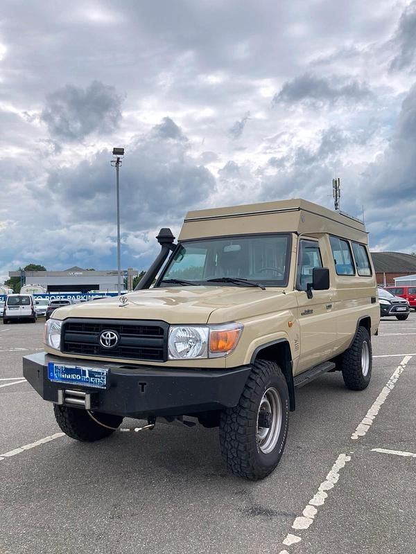 Beige Gebraucht 2012 Toyota Land Cruiser SUV | 95.000 € - Bild 1/4