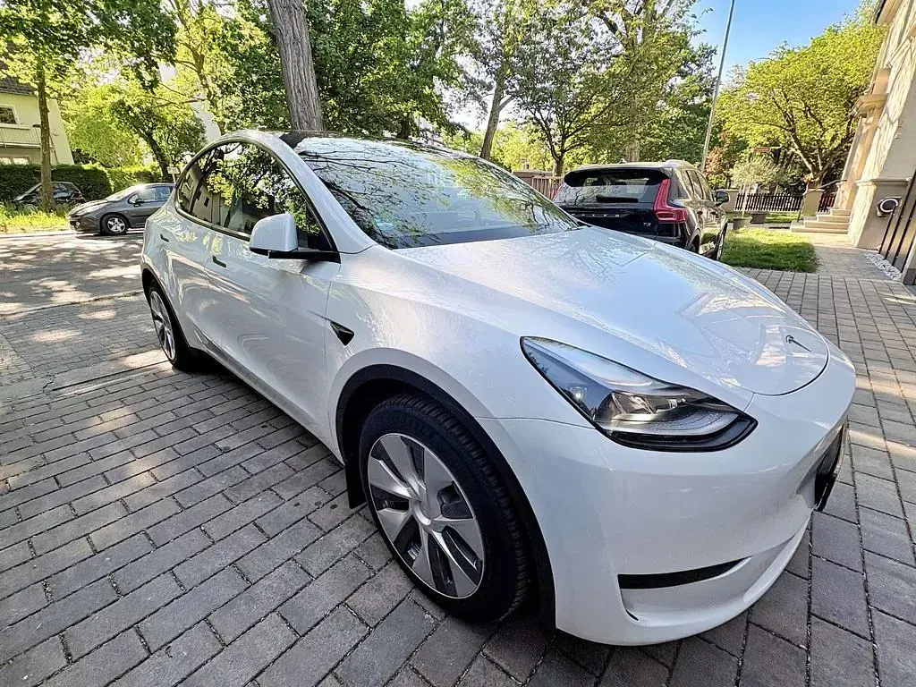 Used Tesla Model Y Standard Range 188 kW (256 HP) 2023 White SUV