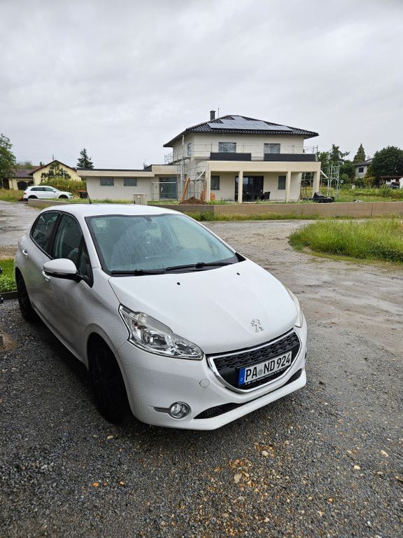 Weiß Gebraucht 2014 Peugeot 208 Active Kleinwagen | 3.200 € (Superpreis) - Bild 1/4