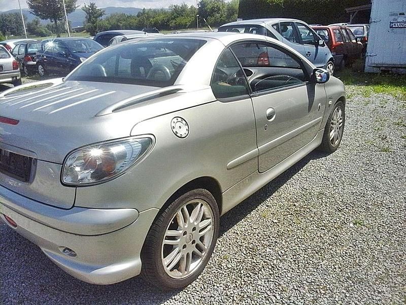 Lack aschgrau/metallic Gebraucht 2003 Peugeot 206 CC Roland Garros Cabrio | 2.300 € (Fairer Preis) - Bild 1/4