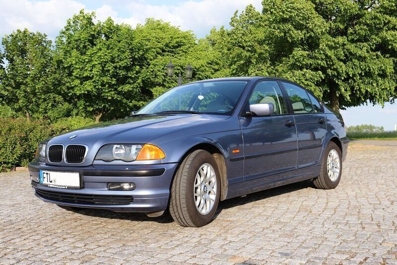 Blau Gebraucht 1998 BMW 318 Limousine | 6.700 € (Teuer) - Bild 1/4