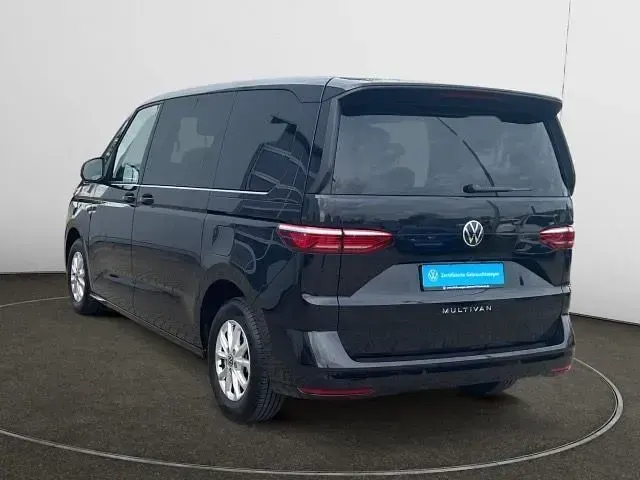 Gebraucht VW T7 Life 150 PS (110 kW) 2024 Deep black perleffekt Van