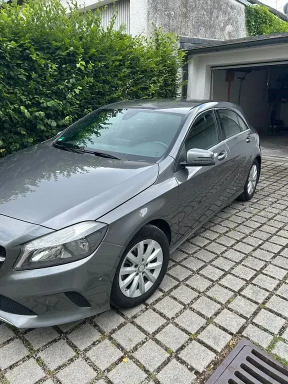 Gebraucht Mercedes A180 StreetStyle 122 PS (89 kW) 2015 Grau Kleinwagen