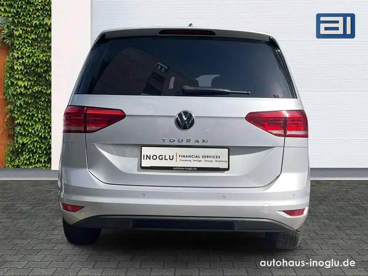 Gebraucht VW Touran Active 150 PS (110 kW) 2022 Reflexsilber metallic Van / Kleinbus