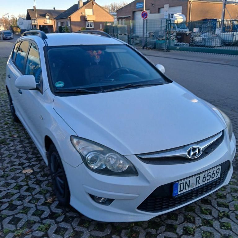Weiß Gebraucht 2010 Hyundai i30 Classic Kombi | 2.490 € (Fairer Preis) - Bild 1/4