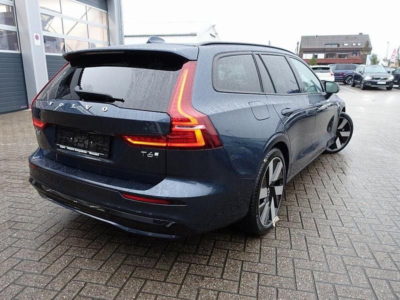 Gebraucht Volvo V60 Plus 398 PS (292 kW) 2025 Blau Kombi