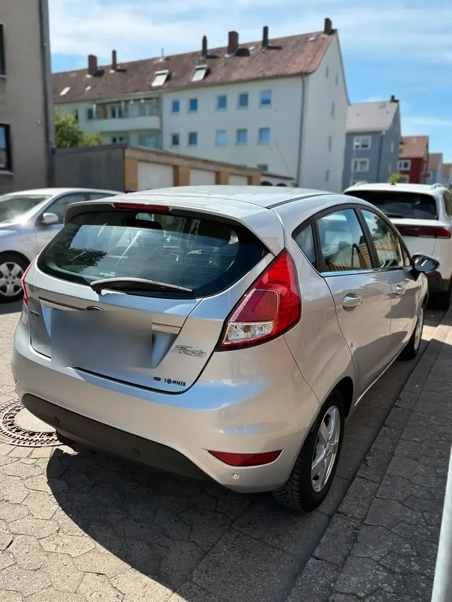 Gebraucht Ford Fiesta 101 PS (74 kW) 2013 Silber Kleinwagen