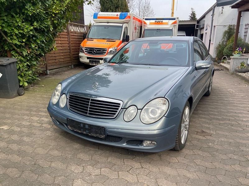 Gebraucht Mercedes E220 150 PS (110 kW) 2004 Blau Limousine